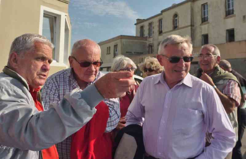 2_P1160750 (Morin).jpg - ... au-dessus du port.